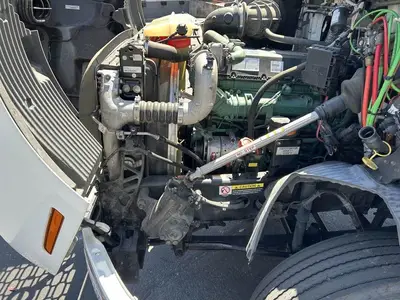 USED 2022 VOLVO VNR42T300