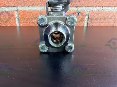 USED SWAGELOK SS-63TS8 STAINLESS STEEL BALL VALVE W/ 3/4" THREADED FITTING