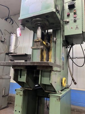 Used _UNKNOWN_ _UNKNOWN_ C-Frame Presses Michigan US | Miedema Asset Management Group #1371710
