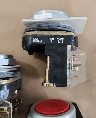 USED Allen-Bradley 800T-A