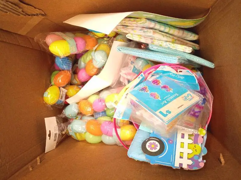 Lot of Easter (eggs, door hanger, etc.)