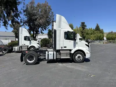 USED 2022 VOLVO VNR42T300