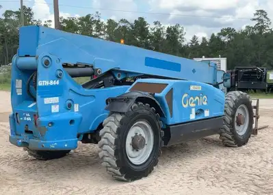 USED 2015 GENIE GTH844