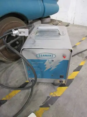 TENNANT 5680 FLOOR SCRUBBER