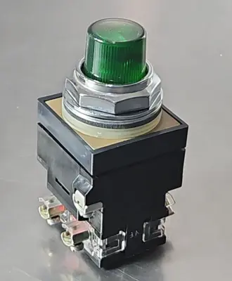 GE CR104PBT11G353 GREEN ILLUMINATED PUSHBUTTON. Loc4D23
