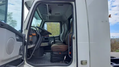 2008 VOLVO VNL DAY CABS | Platinum Group (24)