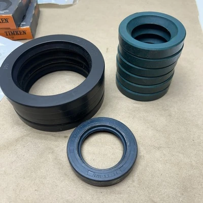 LARGE LOT OF ASSORTED OIL SEALS (SEE PHOTOS & DESCR.FOR SIZES) FAST SHIPPING!!