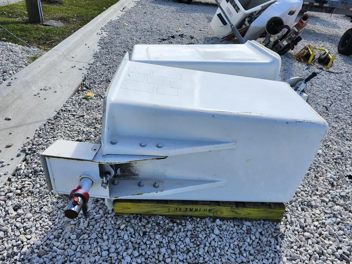 Used 2010 ALTEC INSULATED BUCKET Aerial Work Platforms Florida US | Monster Equipment #1382732