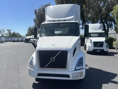 USED 2022 VOLVO VNR42T300