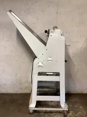 152-0678 Oliver 797 Bread Slicer