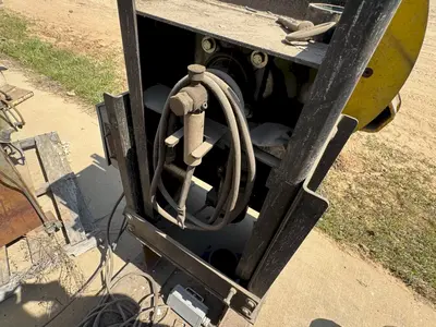1,250 LB STINGER MODEL #P-1250 PIPE WELDING POSITIONER WITH 30" GRIPPER CHUCK : YOBRO #25214
