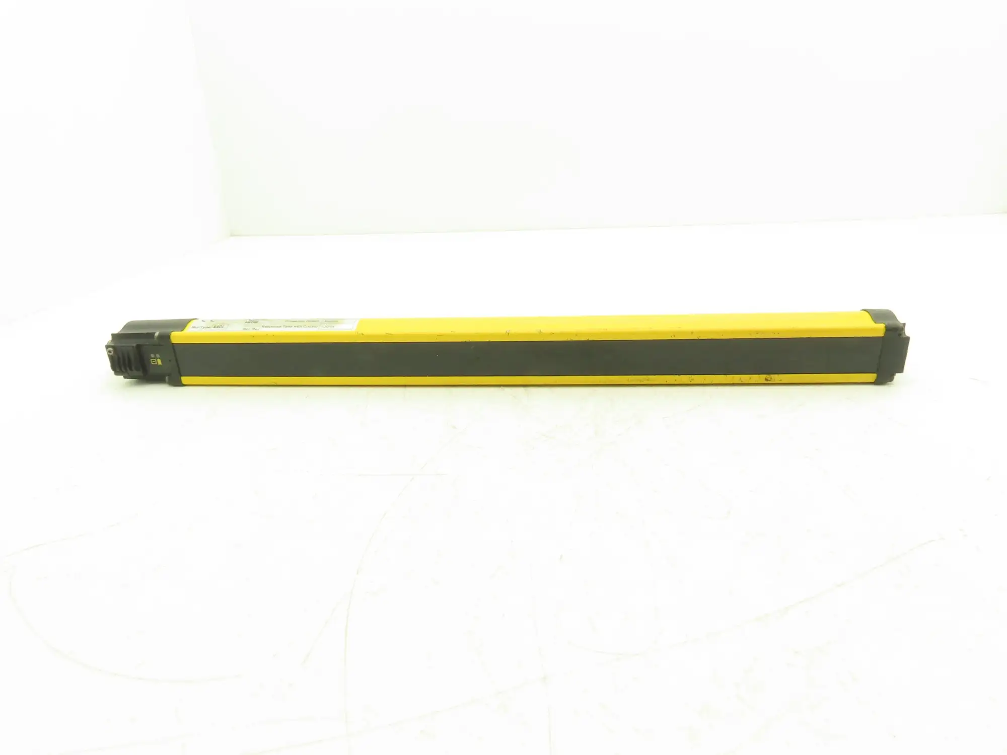 Allen Bradley 440L-T4J0480YD Light Curtain Guardmaster Transmitter Ser A Rev A