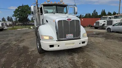 USED 2013 PETERBILT 386