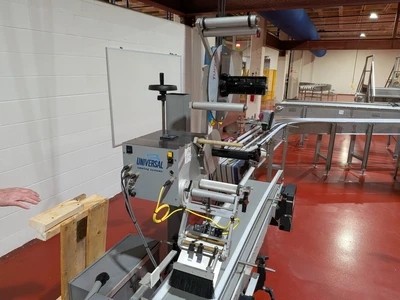 Universal Top and Bottom Label Applicator with Top-and-Bottom Transport Conveyor