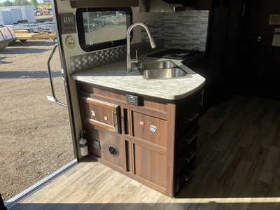 USED 2018 WHITE HAWK 23MRB