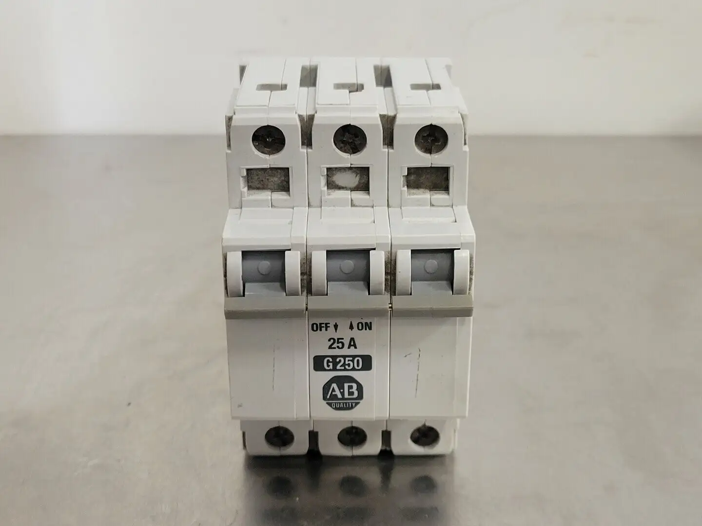 USED ALLEN-BRADLEY 1492-CB3-G250