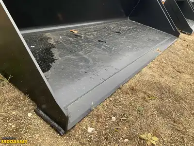 New Tomahawk 84” skid steer bucket, welded on high carbon cutting edge, skid steer quick attach