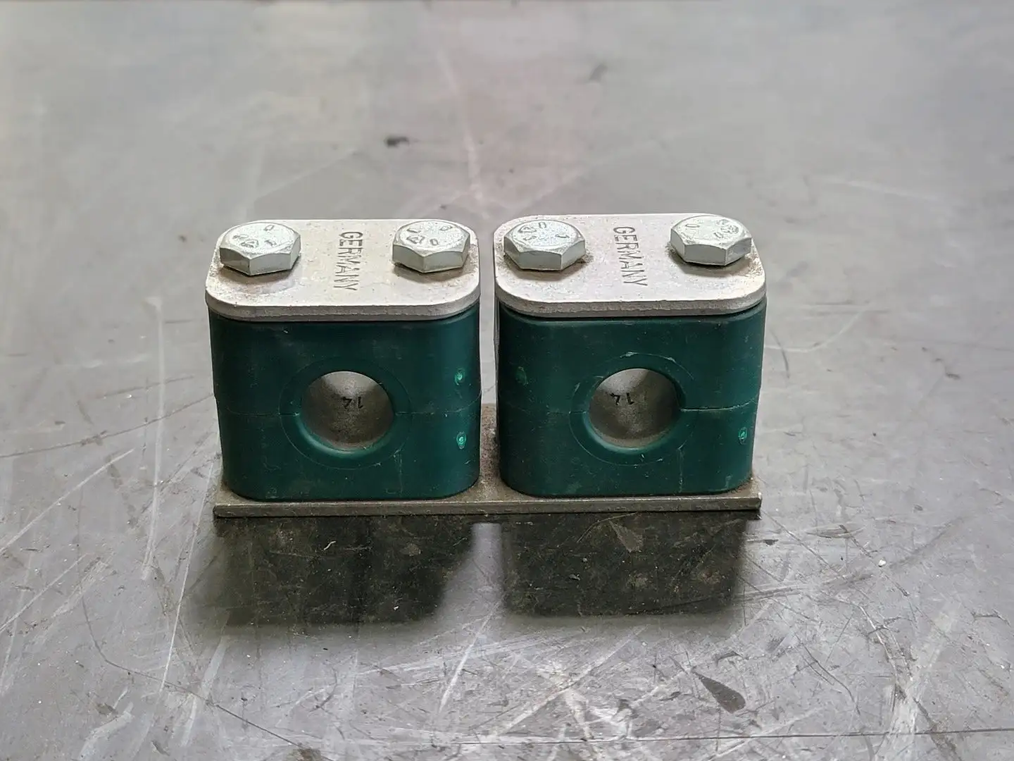 Twin Assembly Pipe Clamp 14mm Hole (Box of 39)