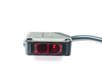 E3Z-D81 | Omron  Diffuse Reflective Built-In Amplifier Photoelectric Sensor - Used
