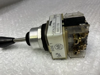 USED Allen-Bradley 800TT2S