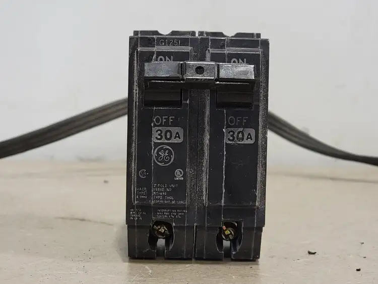 Used GENERAL ELECTRIC THQL230 Switchgears British Columbia CA | Lenmark #241164