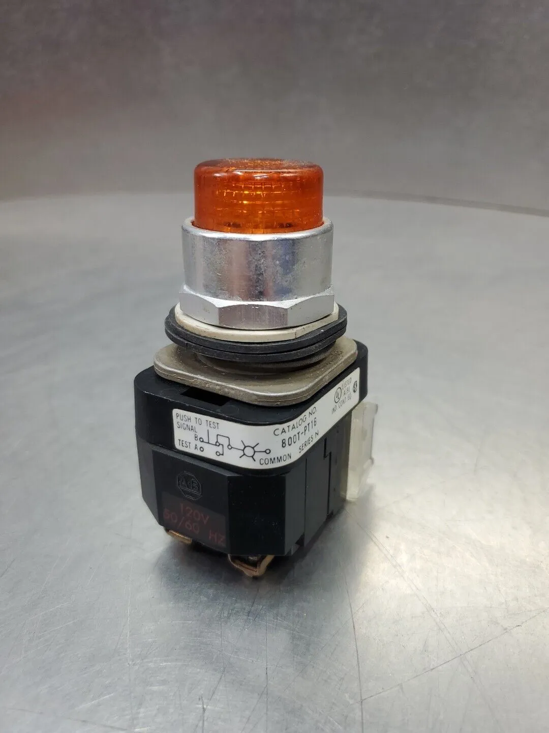 ALLEN BRADLEY 800T-PT16 SER N AMBER PUSHBUTTON SWITCH. 4D-8