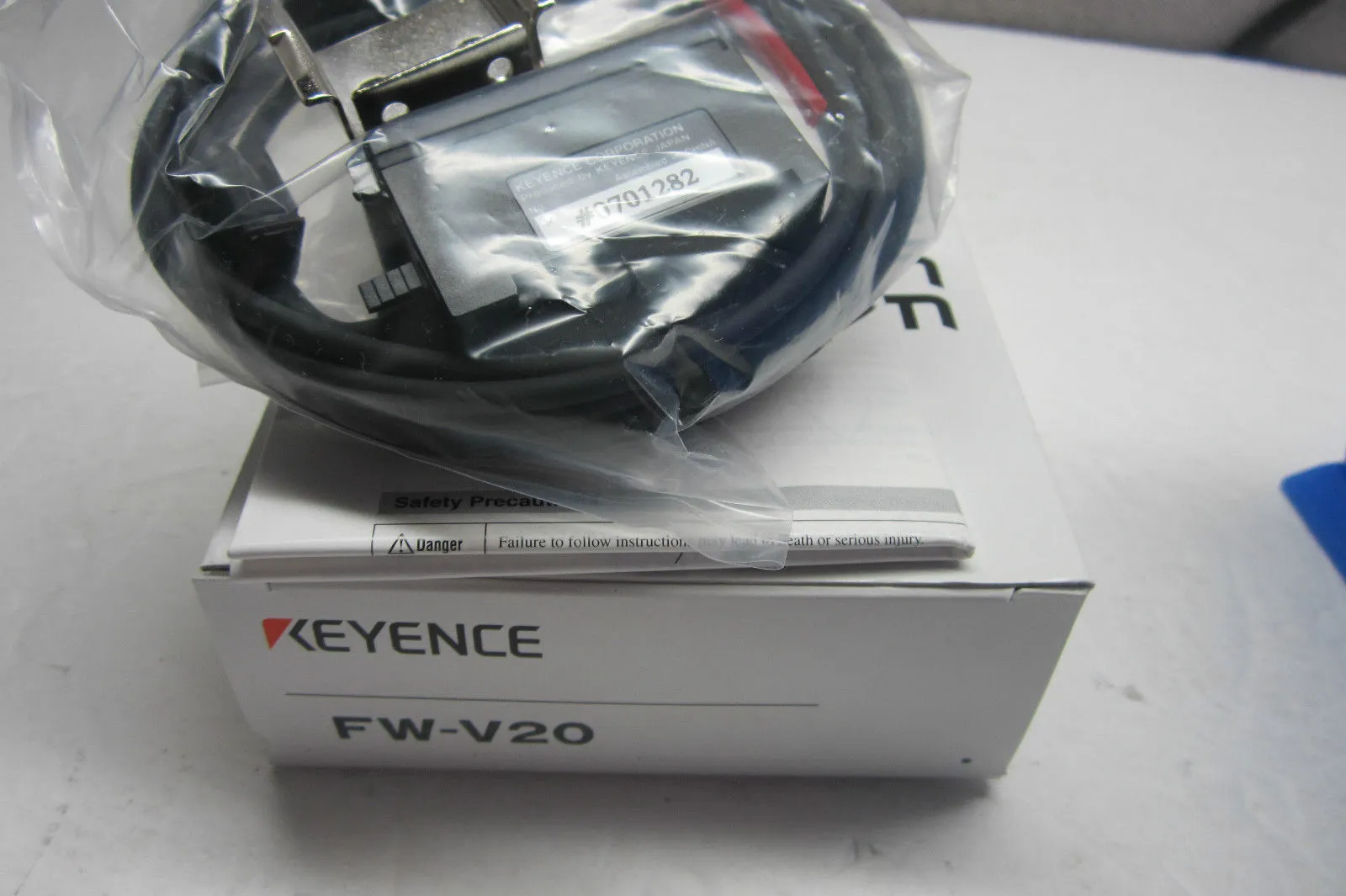 NEW KEYENCE FW-V20 PHOTOELECTRIC SENSOR FWV20
