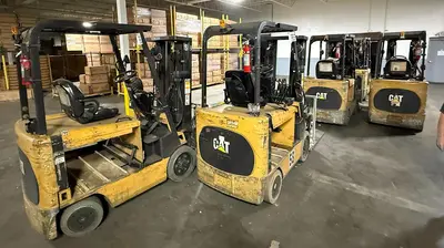 CATERPILLAR EC25K, 5,000 LB. 48 VOLT ELECTRIC FORKLIFTS W/CASCADE SHEET-SAV PUSH/PULL EXTENSION FORK ACCESSORY