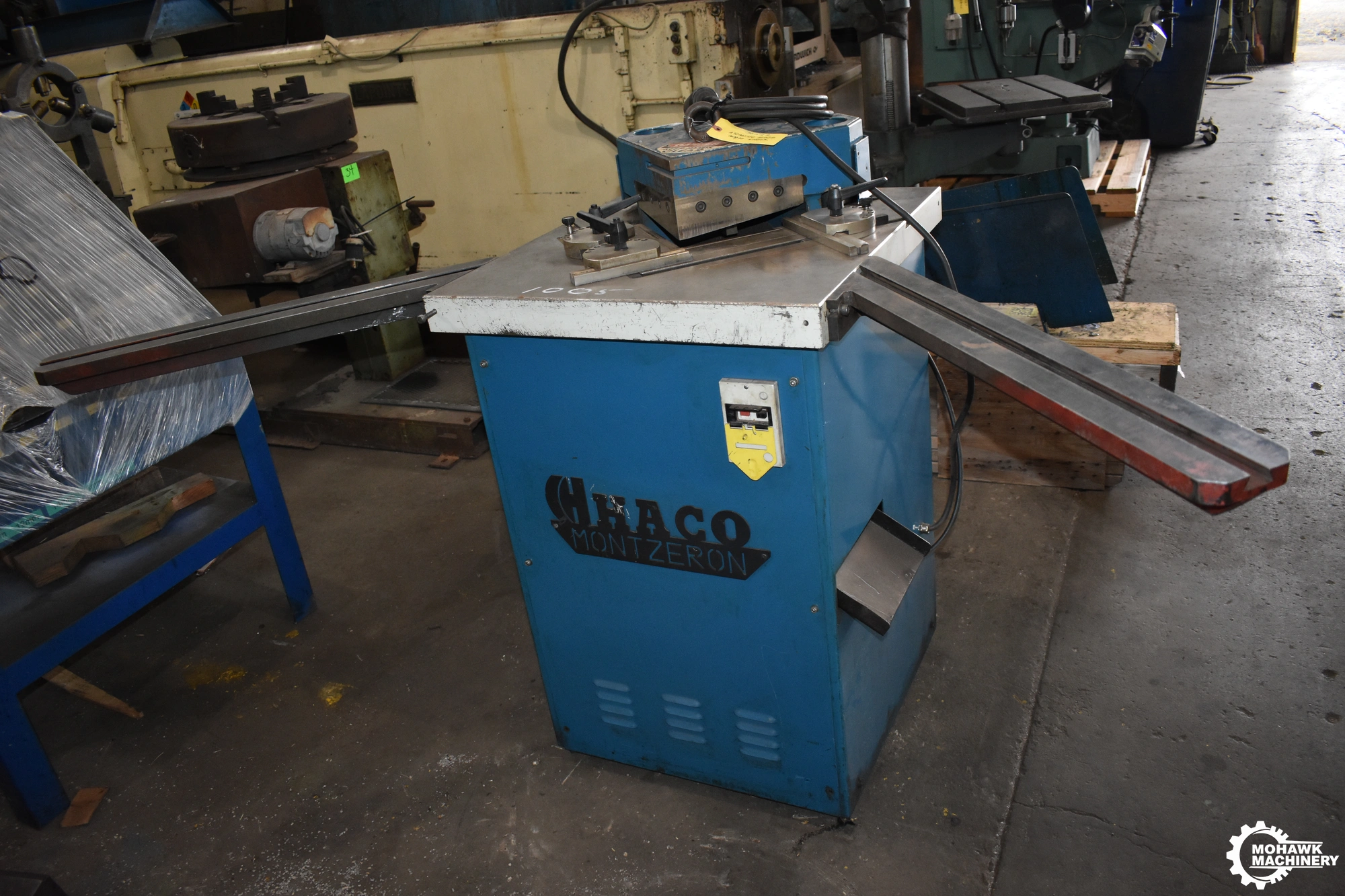 8" x 8" x 0.157" ATLANTIC HACO "MINI 220/4" HYDRAULIC ANGLE CORNER NOTCHER w/(2) 25” TABLE EXTENSIONS - FOOT SWITCH