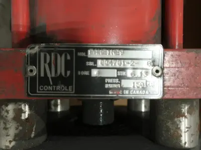 LOT OF 5 KNIFE GATE VALVES WITH PNEUMATIC ACTUATORS, RDC, FLOW CONTROL COMPONENTS