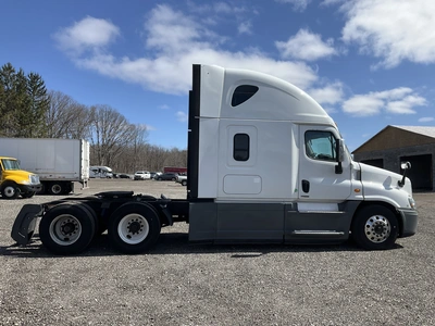 USED 2016 FREIGHTLINER CASDCADIA