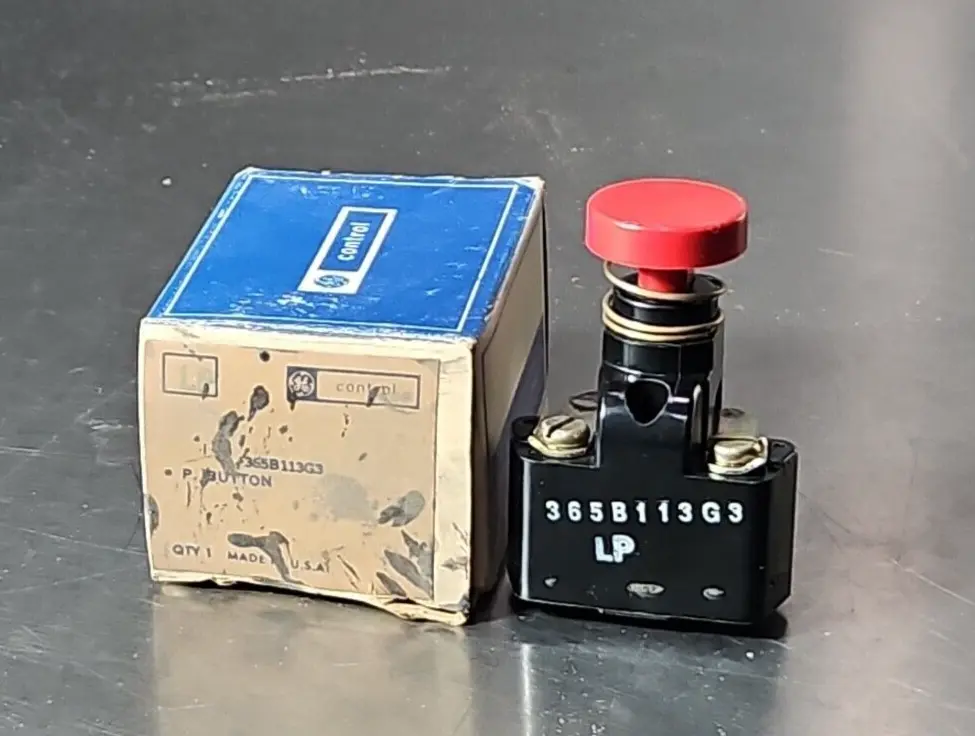 GE 365B113G3 Red Pushbutton Unit Standard Duty. Loc4A7