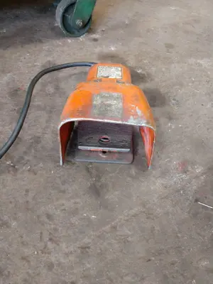 RIDGID 300 & 925 PORTABLE PIPE GROOVER WITH TOOL BOX BENCH: STOCK #13035
