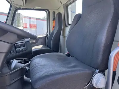 USED 2022 VOLVO VNR42T300
