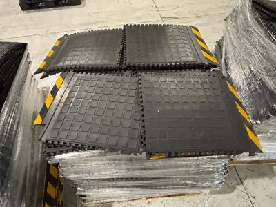 USED 2ND SHIFT LOT OF 400 FLOOR TILES, COMBINATION OF CENTERS AND EDGE PIECES.