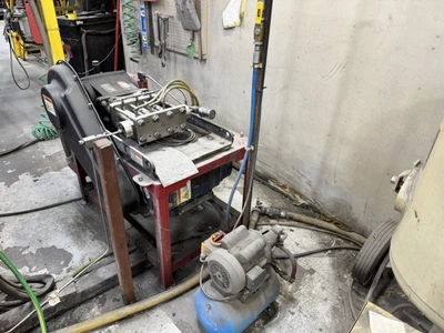 USED 2011 OMAX MAXIEM 2040