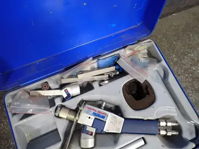 Pneumatic Riveting Tool