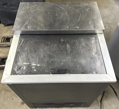 174-0044 Stajac Industries 25” Commercial Back Bar Self Contained Bottle Cooler
