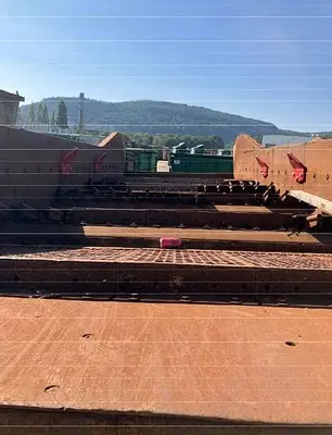 - Mobile screening plant (screen, conveyor belt, vibrating chute) with trailer