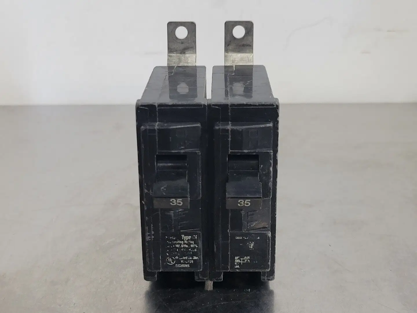 35 Amp, 2 Pole, 120/240 volts Circuit Breaker