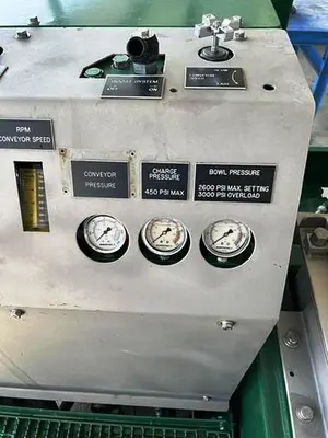 Derrick DE-1000 FHD oilfield decanter centrifuge, 316SS.