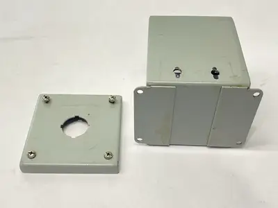 New | in-Stock Wiegmann 1-Hole Pushbutton Enclosure 30mm 4" x 4" x 5" Electrical Boxes Michigan US | Maverick Industrial Sales #1402092
