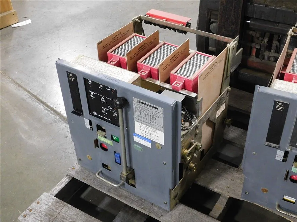 Square D DS-206 Low-Voltage AC Power Circuit Breaker 800A Frame 600A Sensor Used