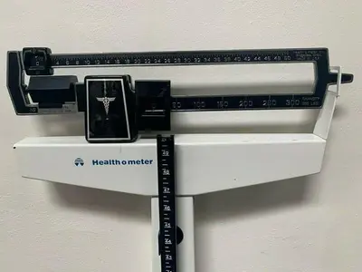 USED HEALTH O METER 402 MECHANICAL PHYSICIAN SCALE, CAPACITY 350 LBS