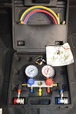 Pittsburgh A/C Manifold Gauge Set - R-134A, 2 Gauges, 3 Hoses, Case