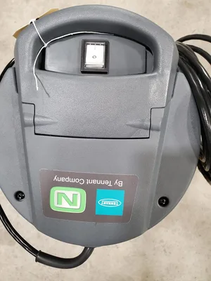Tennant V-WD-9 Wet/Dry Vacuum     NEW