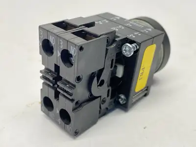 3SB3201-0AA11 | Siemens  Pushbutton Non-Illuminated 22mm Black w/ 2x 3SB3400-0B - Used