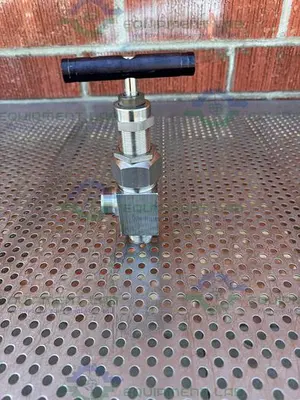 USED SWAGELOK SS-12NRS12-A NEEDLE VALVE 5800 PSI W/ 1" THREADED FITTING