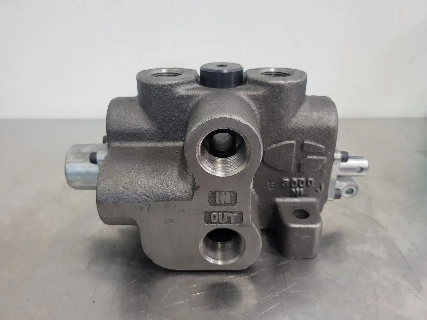 Directional Control Valve 1" A/B Port 1-1/4" In/Out Port 3000J