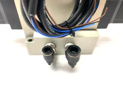 USED SMC 4/5 PORT SOLENOID VALVE 3-POSITION DC21-26V